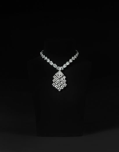 VAN CLEEF & ARPELS Collier en or gris 750 et platine 850 millièmes, orné de diamants...