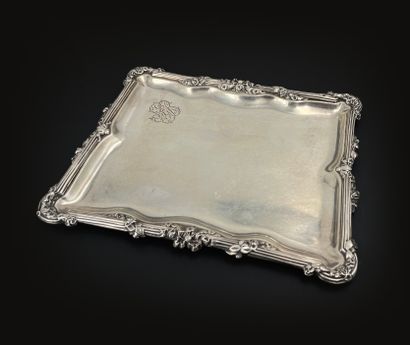 null 
Plateau rectangulaire en argent à décor en bordures de filets enrubannés et...