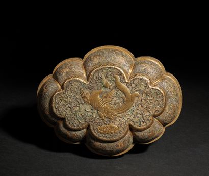 CHINE - probablement Epoque LIAO (907 - 1125) 一个大的银质多叶盒，部分镀金，盖子上刻有凤凰的装饰，莲花状的底座上有...