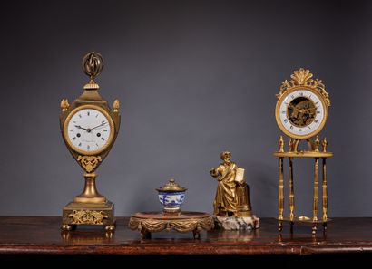null Clock in patinated and gilded bronze in the shape of a vase, surmounted by an...