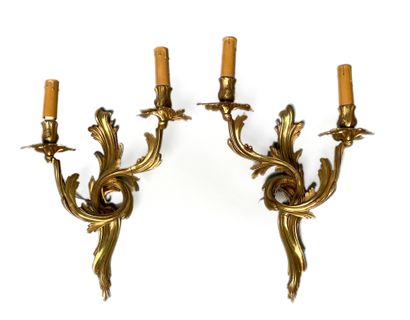 null 一对铜雕花和鎏金的壁炉，有两个叶子的手臂。
路易十五风格，高40厘米。L. 31 cm.