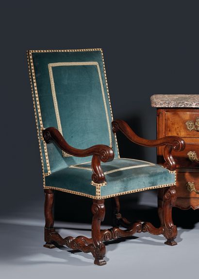 胡桃木扶手椅，扶手和底座均为翻转，H形支架，绿色天鹅绒软垫
17世纪
H.89厘...