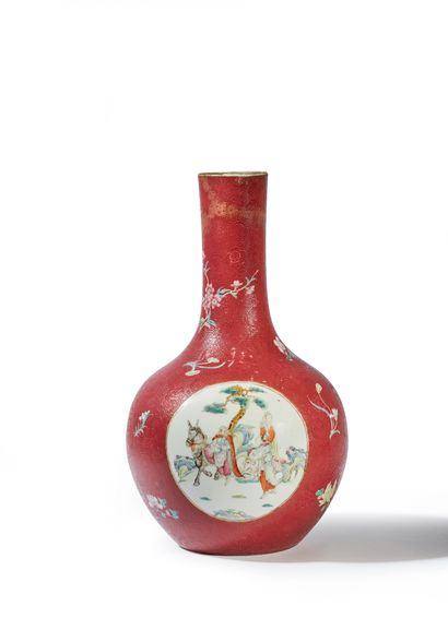 CHINE - XIXe siècle A long-necked bottle vase in pink family enameled porcelain decorated...