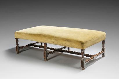 长椅搁置在由横梁连接的车削过的铜质木腿上。
17世纪
H.40厘米。长133厘米。D....