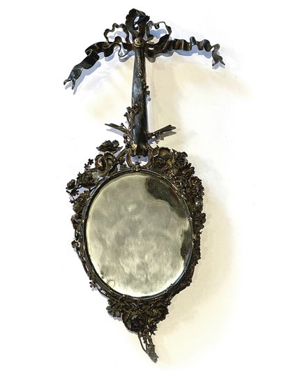 null 带花环和丝带蝴蝶结的小椭圆形vermeil镜子
19世纪晚期
长23,5厘米
毛重：176.89克。
(镜子部分变色)