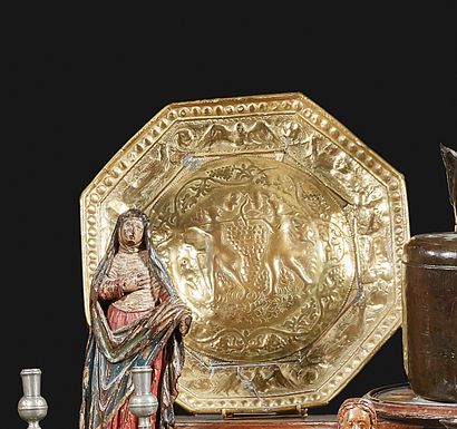 六角形冲压、浮雕和印记的黄铜盘，装饰着神秘的压力。
迪南，17世纪
H.42.5...