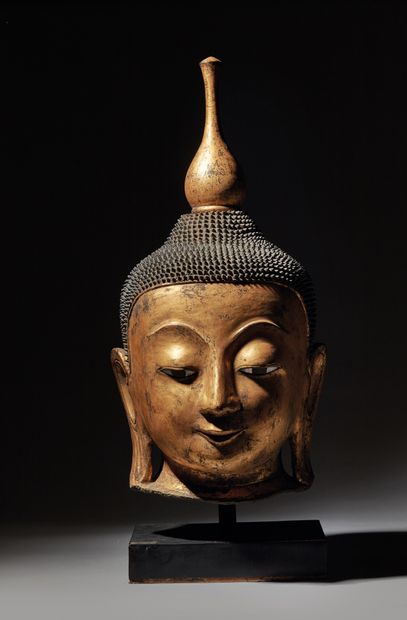BIRMANIE - XIXe siècle Large dry lacquer Buddha head, smiling, eyes half-closed,...