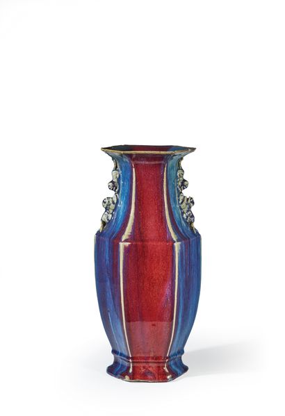 CHINE - Fin XIXe siècle 红蓝火焰瓷六边形花瓶，颈部两侧有嵌合体形成的把手（颈部有事故，修复和丢失部分）
H.40.3厘米