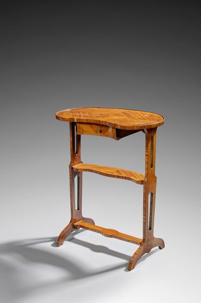 桌子是由贴面木料制成的，桌面下有一个抽屉。它建立在由两个架子连接的镂空立柱上，并以鳐鱼脚完成。
部分18世纪
H.75厘米。宽59.5厘米。D....
