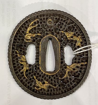 JAPON - Epoque EDO (1603 - 1868) 镂空装饰的铁制长丸嘎达，嵌有鎏金铜制的古龙卷轴，咪咪形成花瓣状
H.7.5厘米