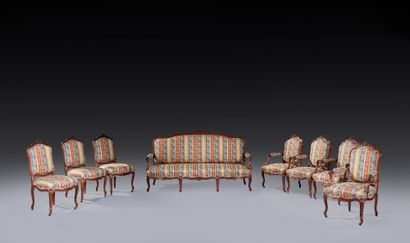 雕刻的红木和贴面的客厅家具，有一个平坦的弧形背部，装饰有一个叶子的卡图，蜿蜒的扶手和弯曲的腿，前面有脚轮（沙发的一个扶手要粘在后面）。
它包括一个三座沙发，四张扶手椅和三把椅子
19世纪下半叶
沙发：106...