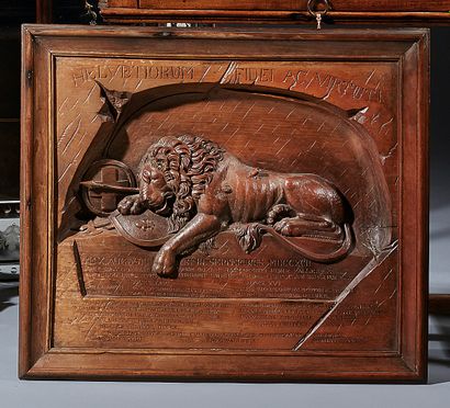 THORDVALSEN d'après 卢塞恩的狮子
雕刻的木板表现的是一只卧狮，下面有一个长长的献词，表彰瑞士卫队对路易十六和王室的忠诚。
19世纪
57 x...