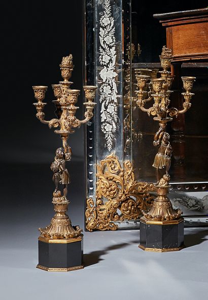 一对青铜烛台，有五个叶子的手臂，由一个新文艺复兴时期的人物支撑，放在一个倒置的花卉圣杯和一个黑色大理石底座上。
底下有...