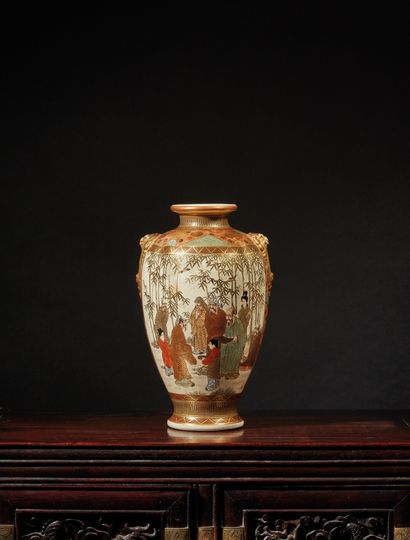 JAPON, Fours de Satsuma - XXe siècle 多色和金彩陶制小花瓶，以几何图形为背景，装饰有紫藤下的妇女和竹林中的学者，肩部两侧有两...