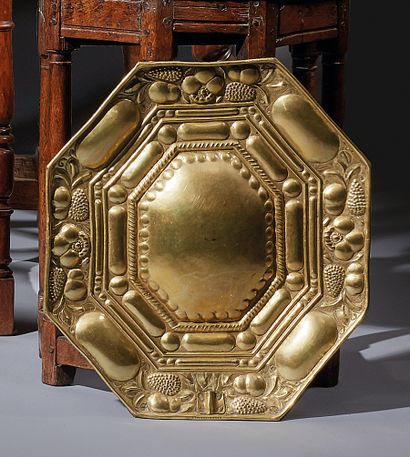 带有松果和花朵的八角形冲压黄铜墙面反射器
17世纪
H.48厘米，长44厘米
(...