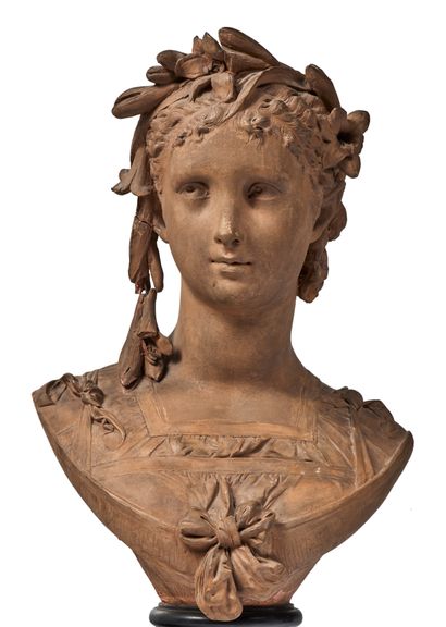 Albert-Ernest CARRIER-BELLEUSE (1824-1887) 古典风格的年轻女子半身像，戴着月桂冠装饰
背面有签名的赤土版，放在一个发黑...