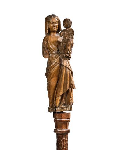 null 圆雕的橡木圣母和圣婴，镀金和多色的遗迹很少
法兰西岛，14世纪前三分之一
H.51厘米
(可见的裂缝，事故和缺失的部件，虫洞)
底座由16世纪的带刻度...