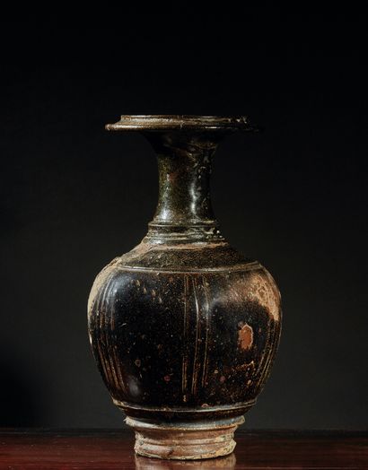 Cambodge - XIIIe siècle 一件炻器圆顶花瓶，颈部外翻，瓶身刻有竖线，肩部有波浪纹（颈部修复，烧制缺陷，缺盖）
H.25.9厘米