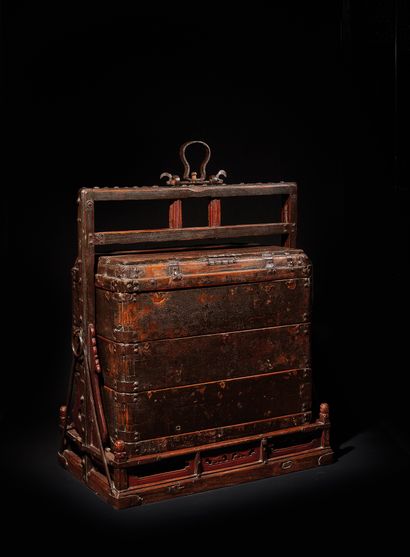 CHINE - Vers 1900 木制野餐盒，有三个隔间，涂漆，黄铜配件，木制悬空手柄（事故，丢失）。
尺寸87 x 73 x 45厘米