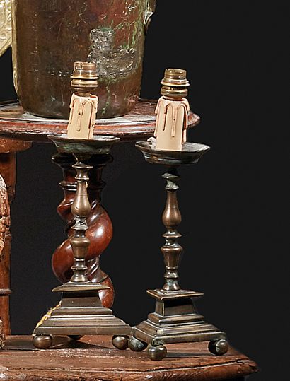 null 一对青铜烛台，模制的三脚架底座，花瓶和栏杆轴，杯子，电动安装
17世纪
H.24,5 cm
(事故和维修)