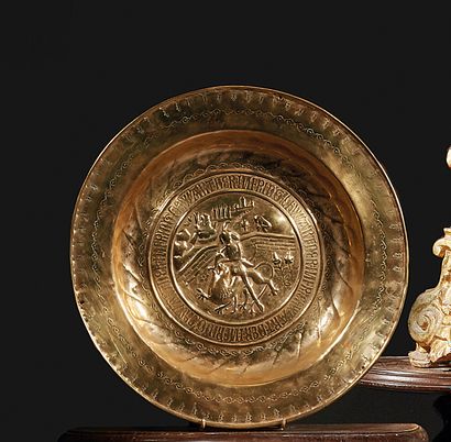 黄铜祭品盘，印有圣乔治的浮雕和刻字。
德国南部，纽伦堡，16世纪
直径40.5厘...