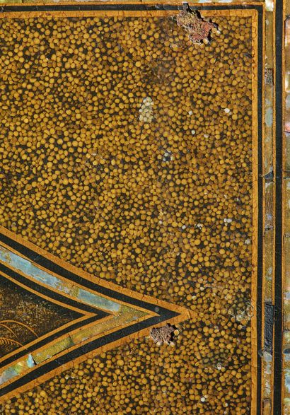 JAPON, Namban - Epoque MOMOYAMA (1573 - 1603) 黑色和同色漆的箱子，弧形的盖子，用金漆和aogai镶嵌在宫廷后的花枝上的鸟，野鸡，花和秋季植物的多叶储备，边缘装饰有格子和风格化的植物图案，鎏金铜配件镂空，凿有植物图案和卍字（事故，裂缝，缺失和重绘，清漆）。
尺寸77.5...