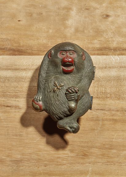 JAPON - Epoque MEIJI (1868 - 1912) 猴子形状的镀银小盒子，张着嘴，拿着脚，被黄蜂蜇了，脸部涂了红漆，外衣精雕细琢
H.7,8 ...