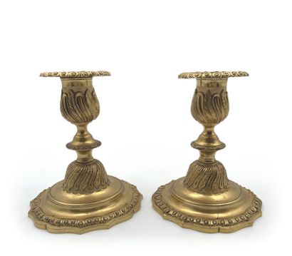null 一对小火把，被称为 "bouts de table"，在铜器上有凹槽和镀金，在底座和脐部装饰有羽毛，在滚动的基座上有一个椭圆形的楣。
18世纪风格
H.14,5...