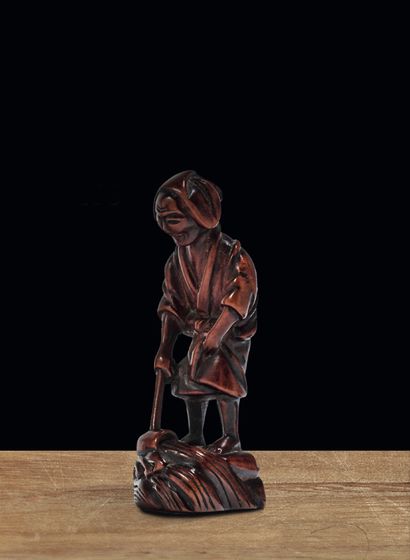 JAPON - Epoque EDO (1603 - 1868) 黄杨木网饰，老妇人用长柄杓子汲水
H.6,3 cm