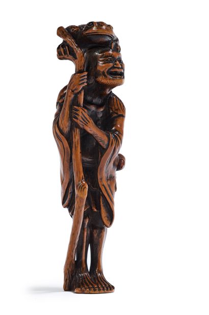 JAPON - Epoque EDO (1603 - 1868) 大型木制网签，嘎玛仙人站立，手持法杖，身边有一个葫芦，一只大的三脚蟾蜍靠在他的肩膀和头上。眼睛...
