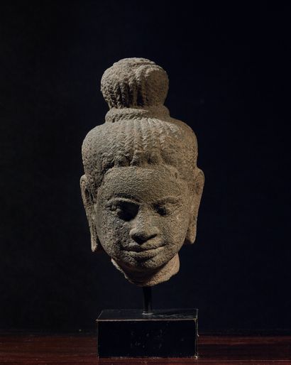 CAMBODGE - Période khmère, BAPHUON, XIe siècle Sandstone Buddha head, eyes open,...