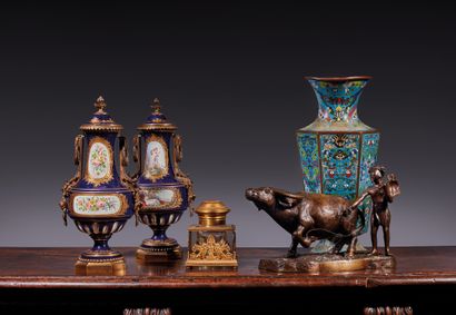 CHINE - XXe siècle 青铜和掐丝珐琅六角形喇叭口花瓶，绿松石背景上装饰有饕餮面具和多色拱门图案
H.39.5厘米
(对颈部的冲击，脚内的小缺失)