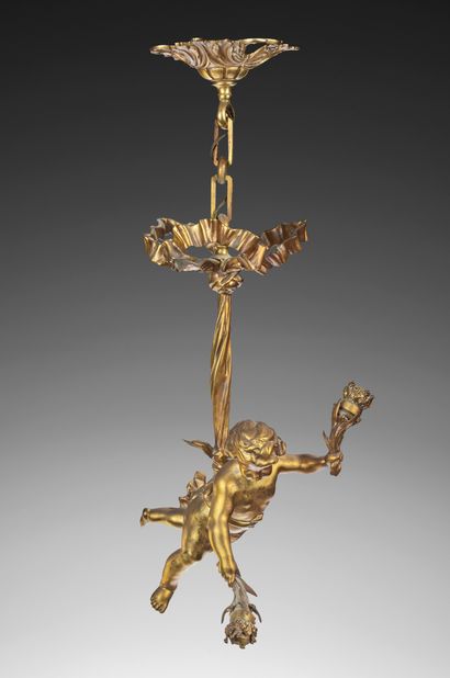 null 镂空和鎏金的青铜吊灯，以一个被打结的围巾举起的普陀为特色，挥舞着两盏灯。
约1900年
H.50厘米。