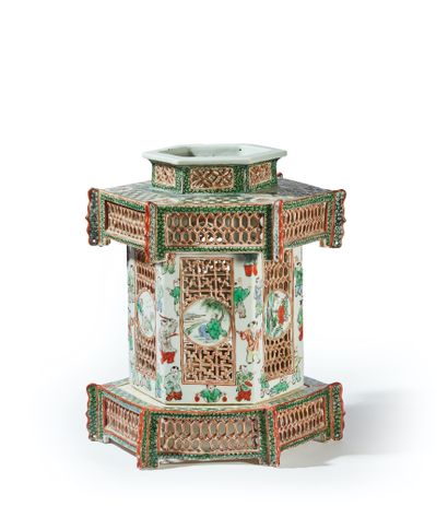 CHINE - XIXe siècle Hexagonal enameled porcelain lantern in the style of the green...