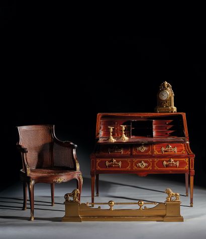 null 一对小火把，被称为 "bouts de table"，在铜器上有凹槽和镀金，在底座和脐部装饰有羽毛，在滚动的基座上有一个椭圆形的楣。
18世纪风格
H.14,5...