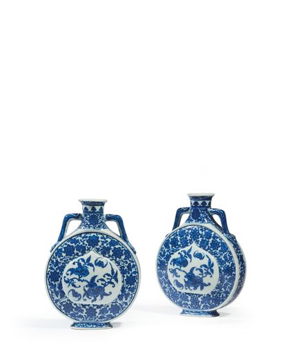 CHINE - XIXe siècle Paire de gourdes en porcelaine décorée en bleu sous couverte...