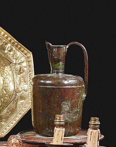 身上有凿纹的青铜陶器
铜合金
波斯，呼罗珊时期，12世纪
H.31厘米
(修复)