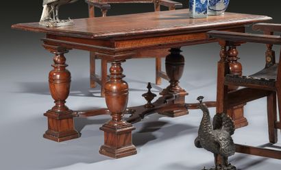 胡桃木桌，顶部为单氧树脂，方形底座和宽大的栏杆，X形支杆与顶部相连
19世纪的17世纪风格
H.77厘米...