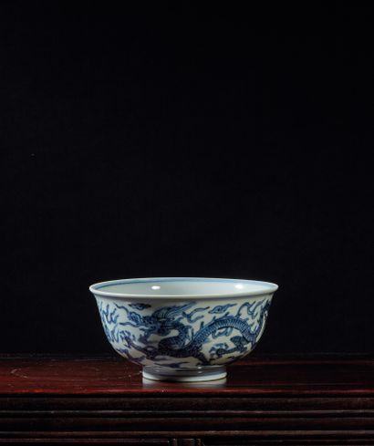 CHINE - XXe siècle Porcelain bowl decorated in blue underglaze with dragons chasing...