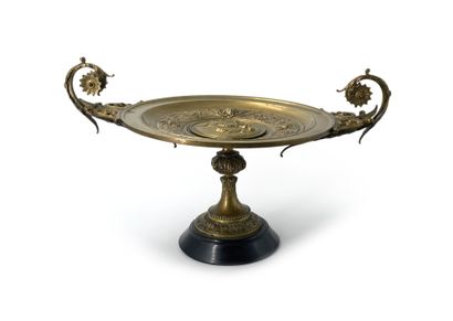 饰有维纳斯和爱的基座上的大铜杯，两个带植物装饰的镂空把手
大理石底座
H.26厘米...