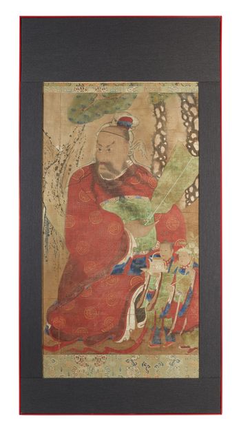 CHINE - Epoque MING (1368 - 1644), XVIIe siècle 绢本画的片段，松树下的政要手持刚劲的扇子，身边有两个手持桃枝和壶的侍者（装在帆布上）。
尺寸为77...