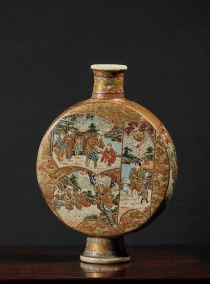 JAPON, Fours de Satsuma - Epoque MEIJI (1868 - 1912) 扁平的球状花瓶，用多色珐琅和黄金装饰，一边是儿童，另一...