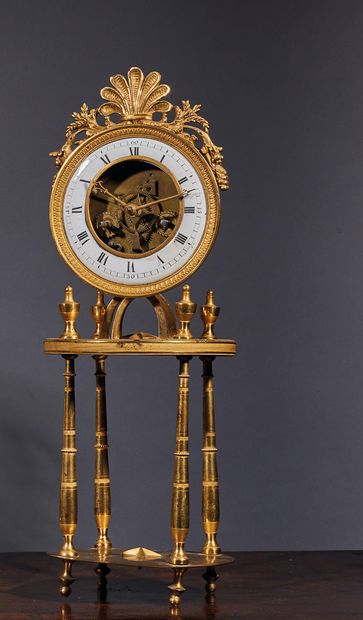 null 鎏金铜质镂空钟。四根主轴柱构成了底座。珐琅彩表盘上有一个棕榈花和花环。
19世纪初
H.37.5厘米，直径13.5厘米（镀金磨损，机芯缺失和事故）。
