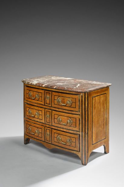 null Arched chest of drawers in veneer inlaid with nets forming geometric patterns....