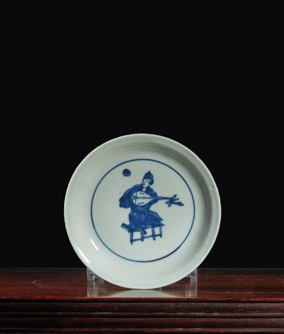 CHINE POUR LE JAPON - Début XVIIe siècle 瓷碗，釉下青花装饰琵琶演奏者（缺口，烧制裂纹）
在背面的正方形中，有一个难以辨...