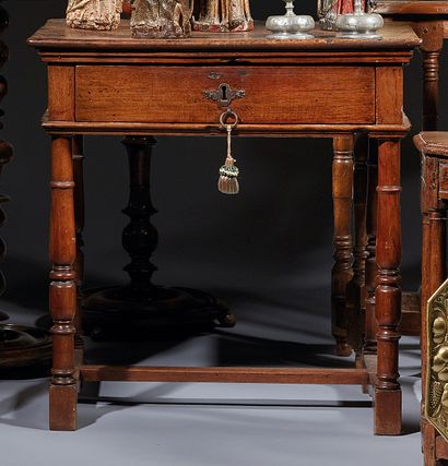 胡桃木小桌，腰部有一个抽屉，腿为环形柱，有H形支架 部分17世纪
H.75厘米 宽73厘米...