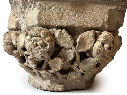 null 石灰岩首都四面雕刻着交织的玫瑰枝、叶子和玫瑰的装饰
14世纪晚期
H.30厘米，宽40厘米，深35厘米（事故、侵蚀和缺失的部分）。