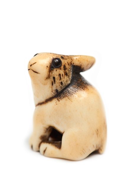 JAPON - XIXE SIÈCLE 鹿角网饰，兔子坐着，耳朵向后，角上镶嵌着眼睛
H.3,2厘米。