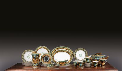 罗森塔尔为VERSACE设计的珐琅彩瓷器餐具组，包括。
- 6个大盘子，6个小盘...