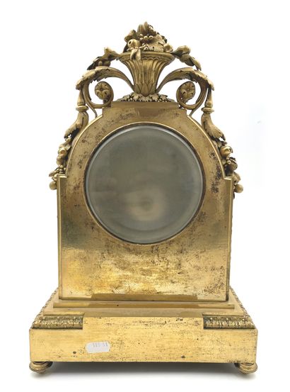 null 鎏金铜钟，有丰富的花和叶的雕塑，放在六个脚上。签名为 "A. "的珐琅彩表盘。Beurdeley Fils à Paris"，装饰有花环和百合花（罕见...